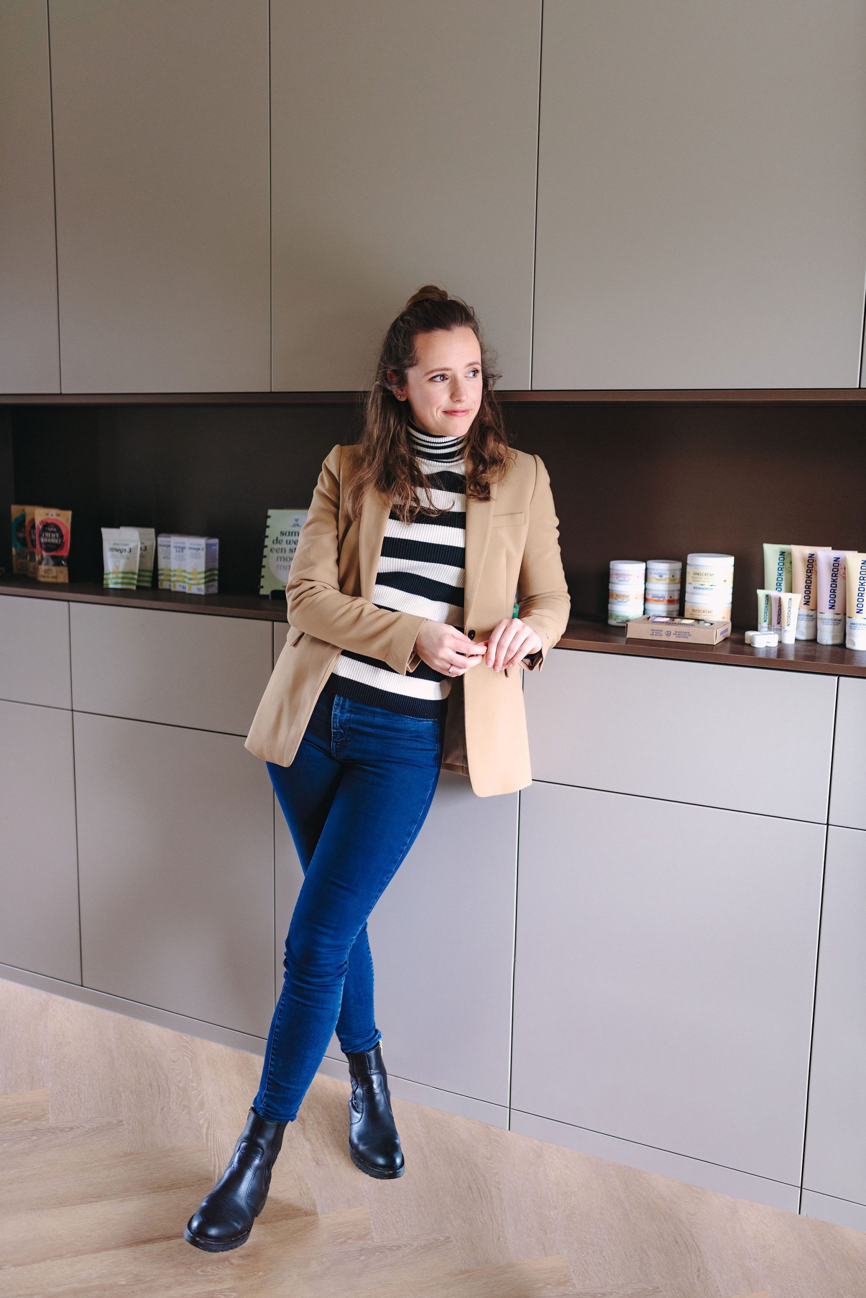 Verpakkingsdesigner welke werkt vanuit merkstrategie voor duurzame merken met productverpakkingen voor de consument in retail